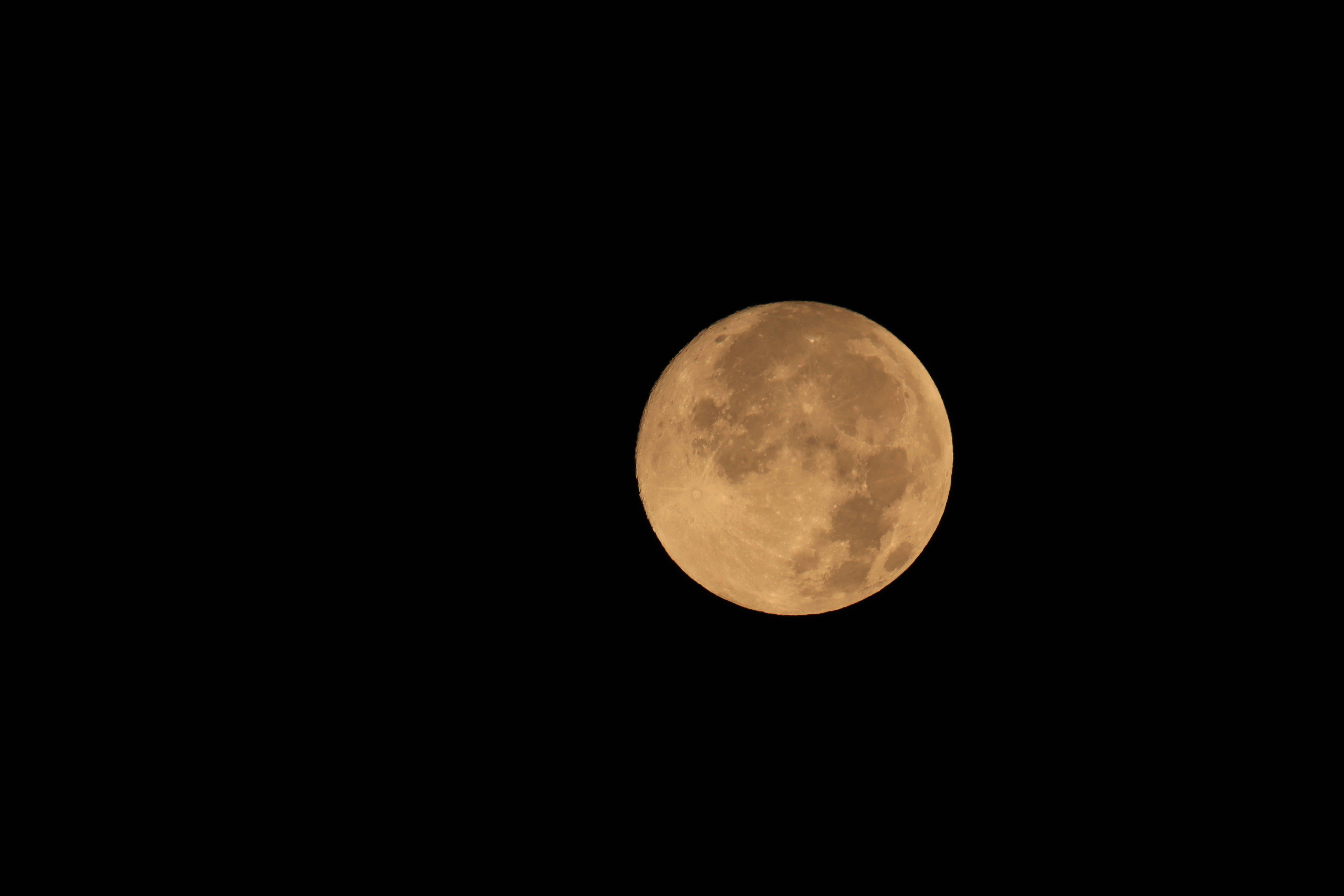 Der Vollmond erhellt den Morgen