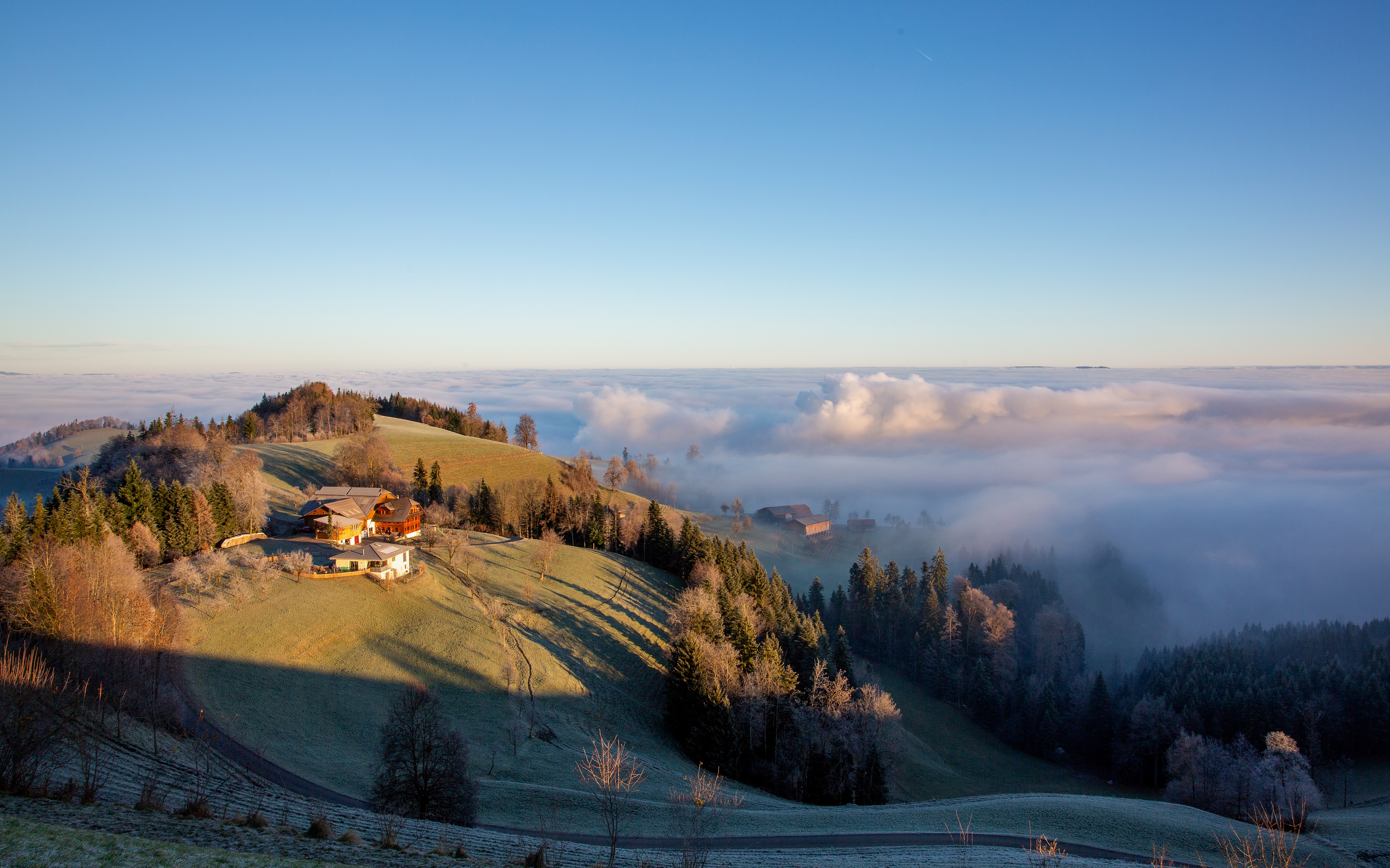 Die ersten Sonnenstrahlen streifen über das Nebelmeer.....