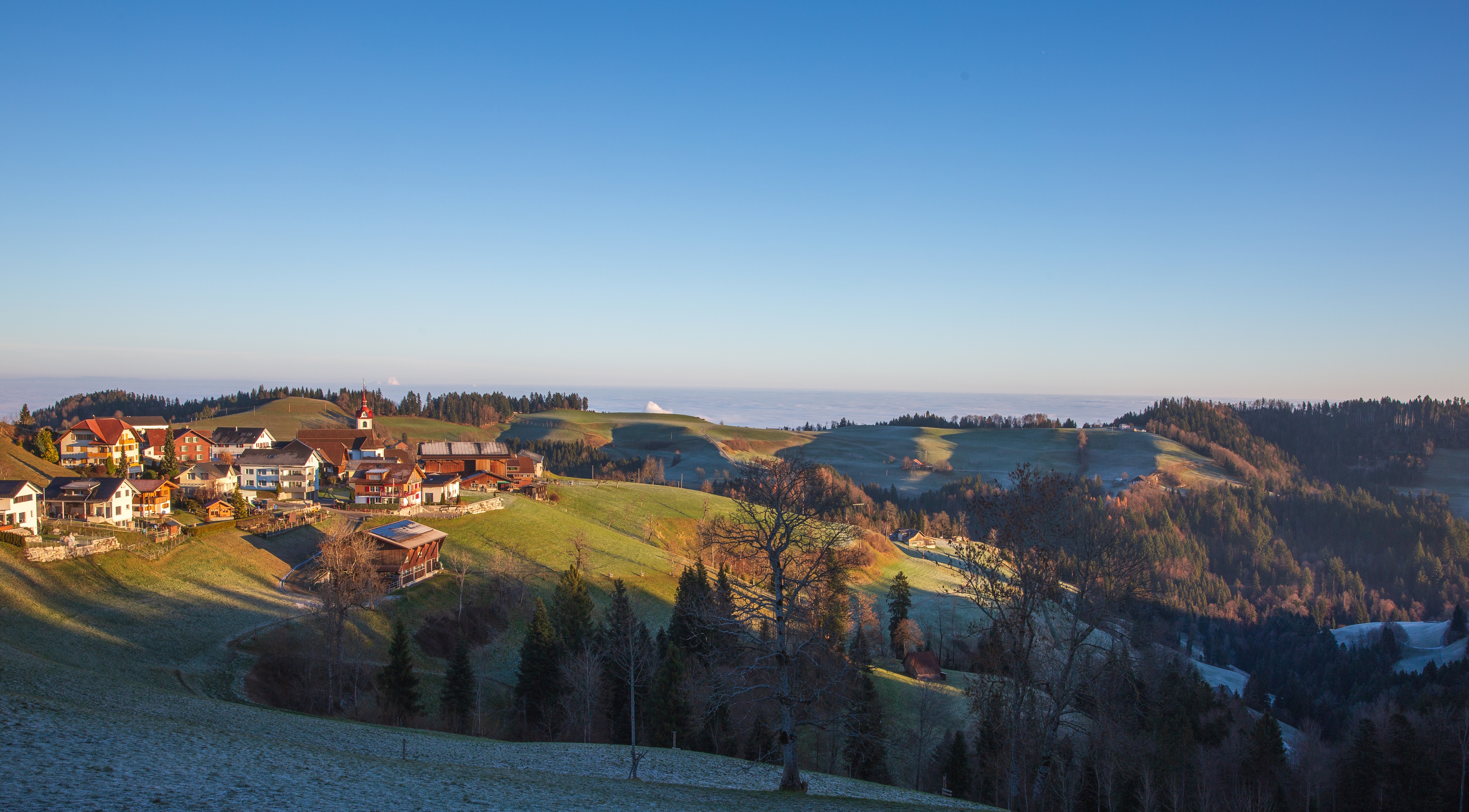 Menzberg im Licht der aufgehenden Sonne