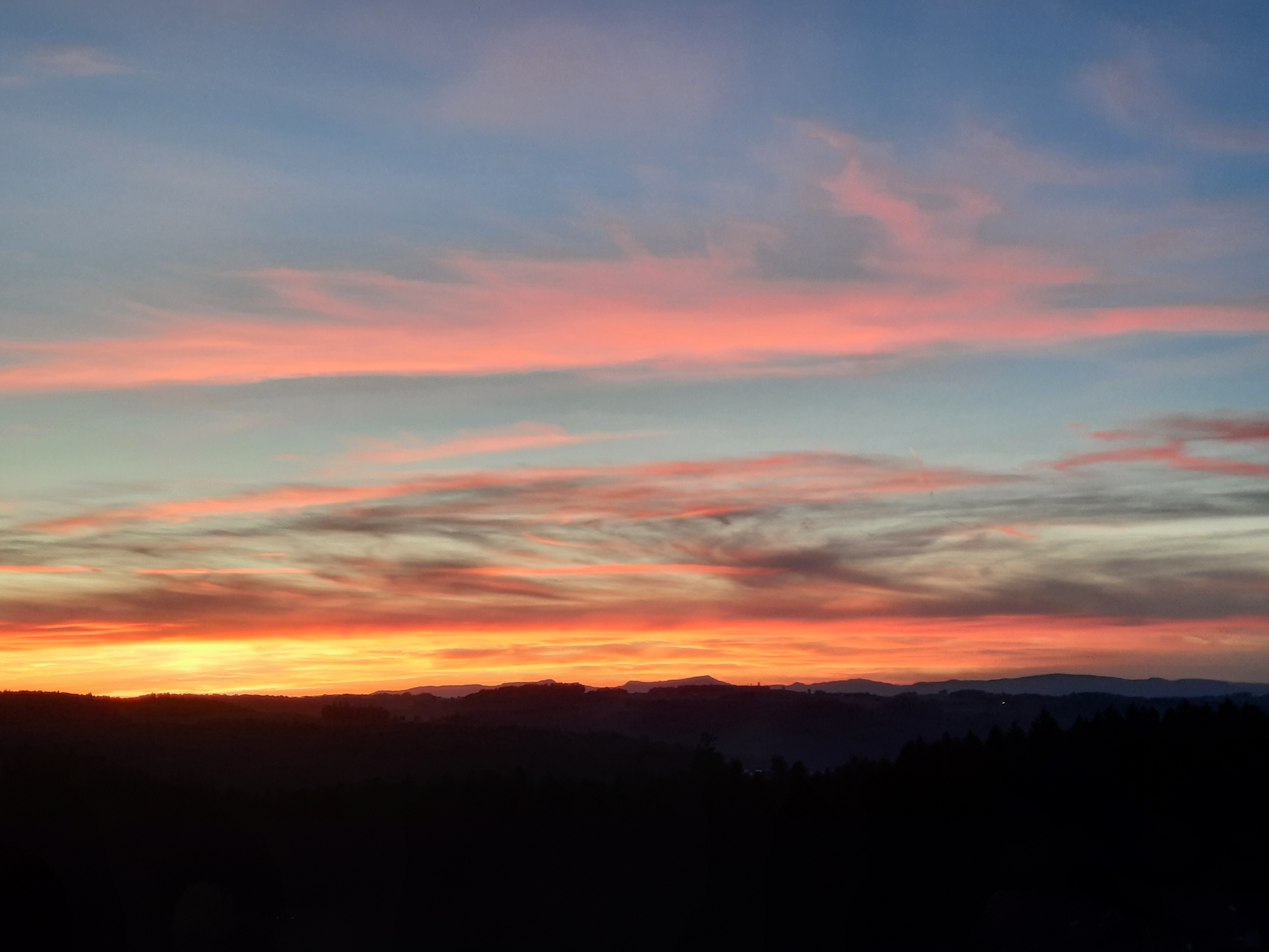 Farbenfrohes Lichtspiel auch nach Sonnenuntergang