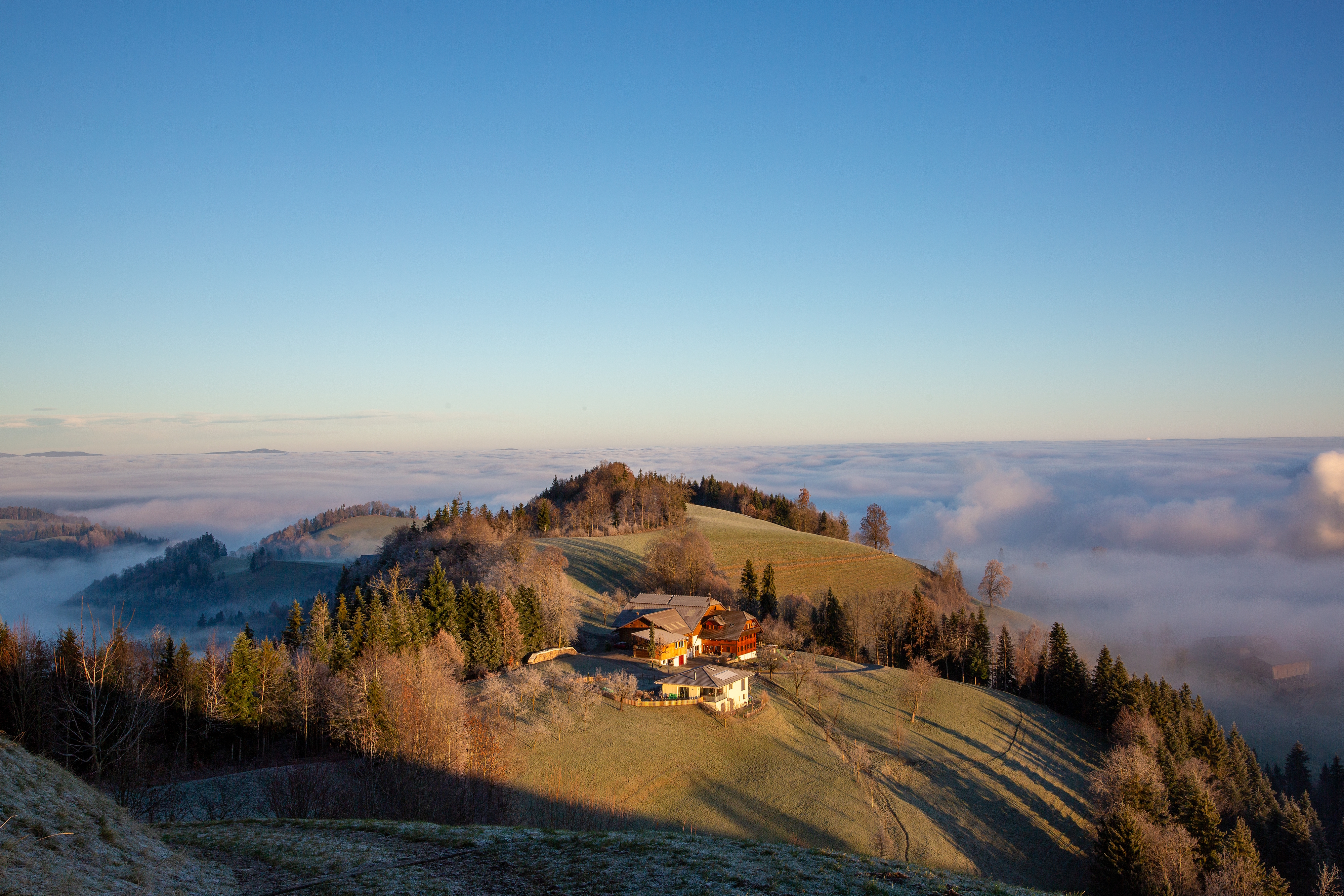 Die ersten Sonnenstrahlen streifen über das Nebelmeer.....