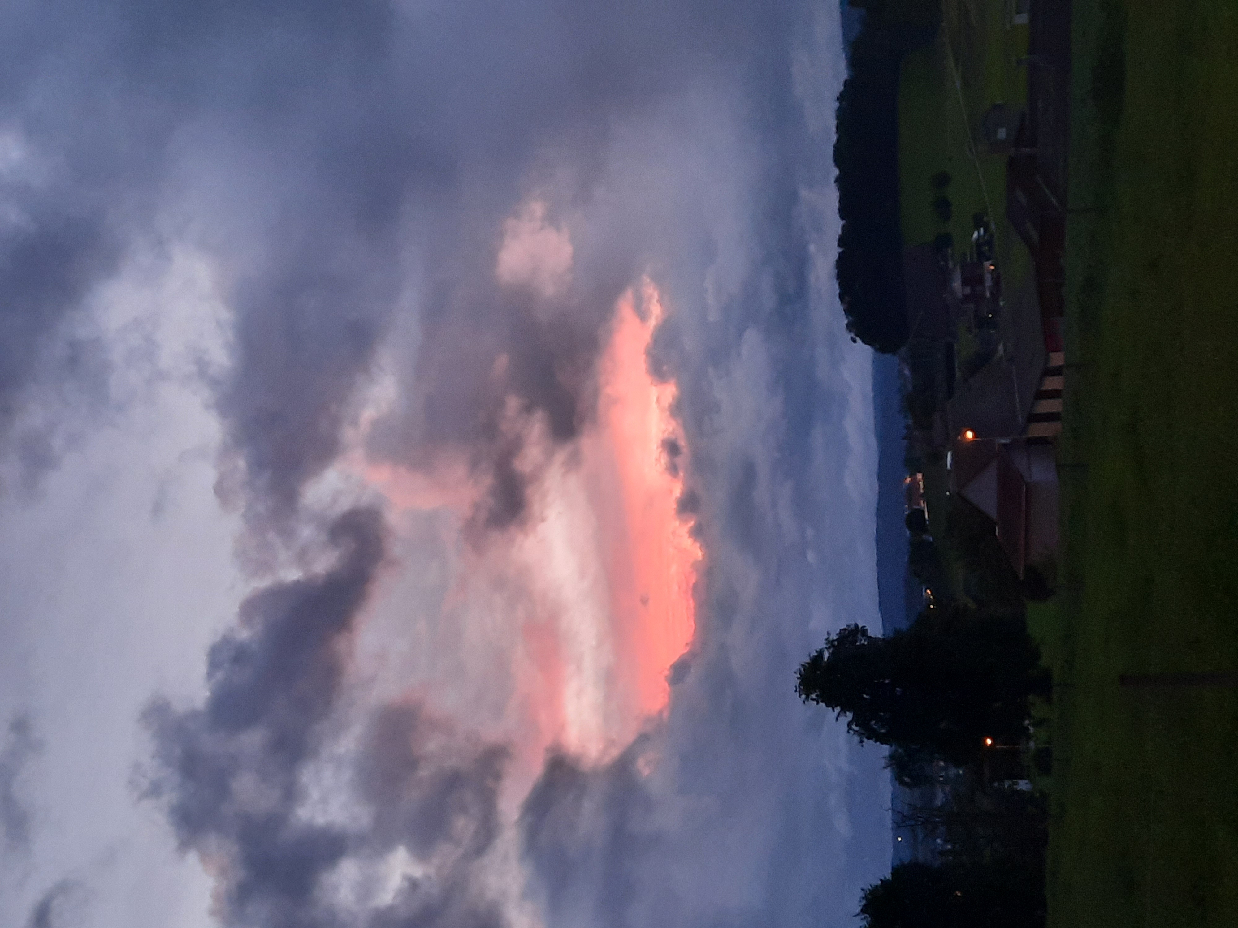 Der Himmel öffnet sich am Abend vor Auffahrt.